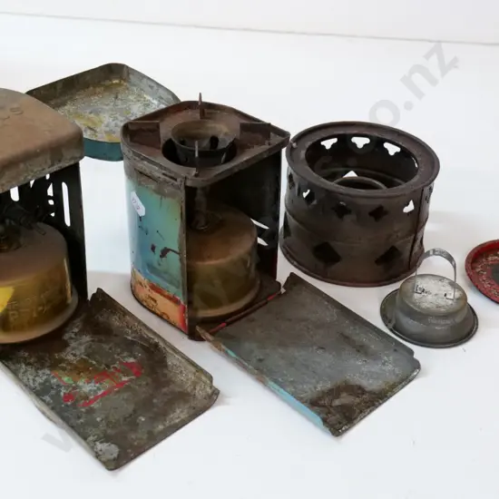 3 vintage camping stoves in integrated tins - Primus H140 W95 D95, Optimus & "Picnic Stove"