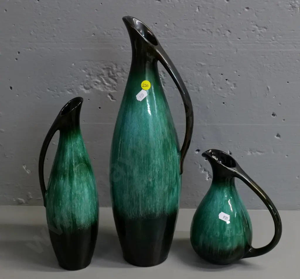 3 Blue Mountain pottery ewer jugs - tallest is H-390 Image 1++
