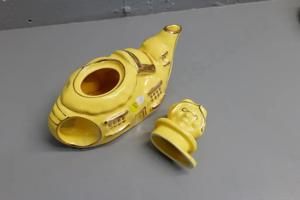 vintage Lingard gilt and yellow Mother Hubbard themed teapot H-160 L-240 Image 1++
