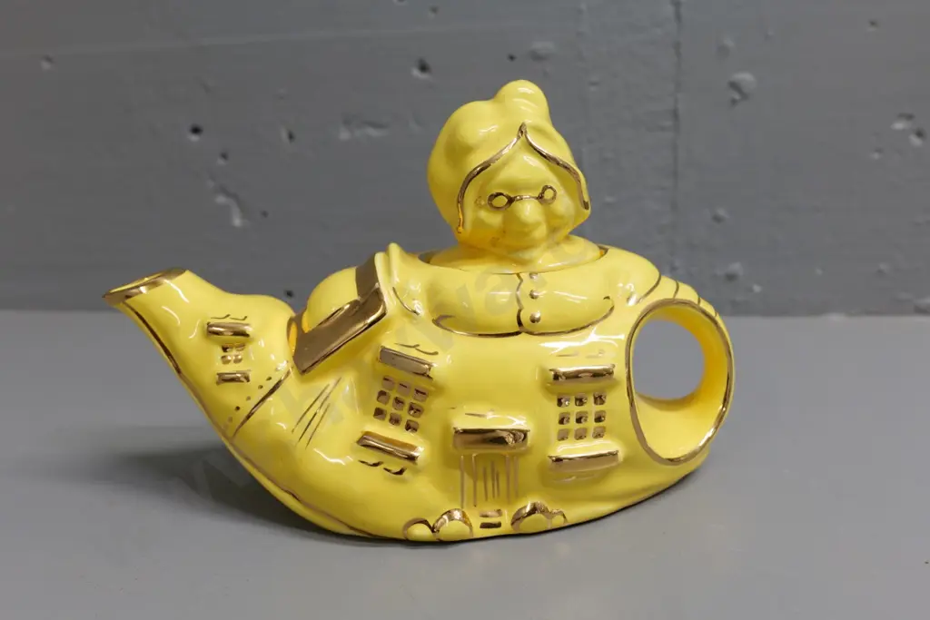 vintage Lingard gilt and yellow Mother Hubbard themed teapot H-160 L-240 Image 1++