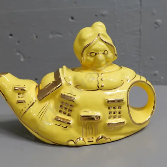 vintage Lingard gilt and yellow Mother Hubbard themed teapot H-160 L-240