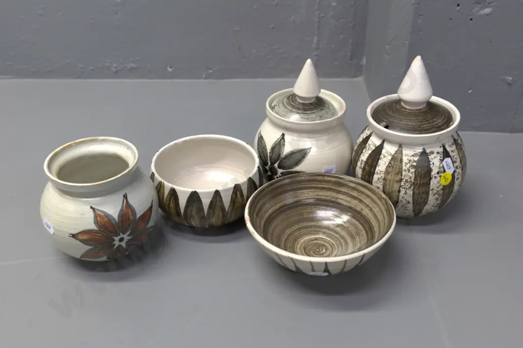 Hanmer studio pottery items- 3 jam pots, one without lid, one has chip on handle H180 D-120, and 2 small bowls Image 1++