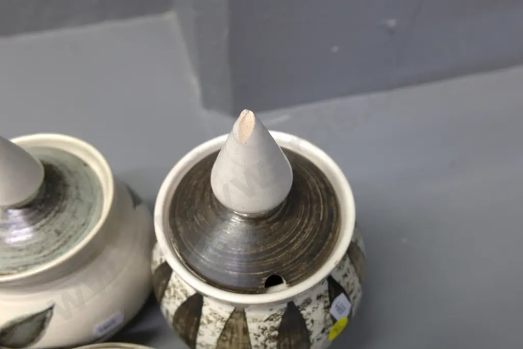 Hanmer studio pottery items- 3 jam pots, one without lid, one has chip on handle H180 D-120, and 2 small bowls Image 1++