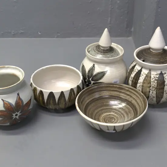 Hanmer studio pottery items- 3 jam pots, one without lid, one has chip on handle H180 D-120, and 2 small bowls