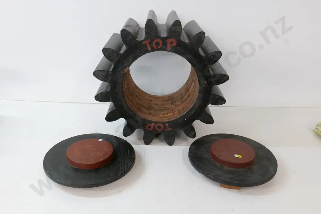 large 3 piece wooden foundry form - end caps are loose. Diameter 520 Image 1++