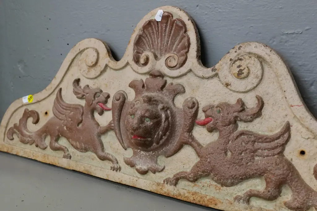 painted cast metal panel with lion and dragons motif - 2 screw holes H-270 W-750 Image 1++