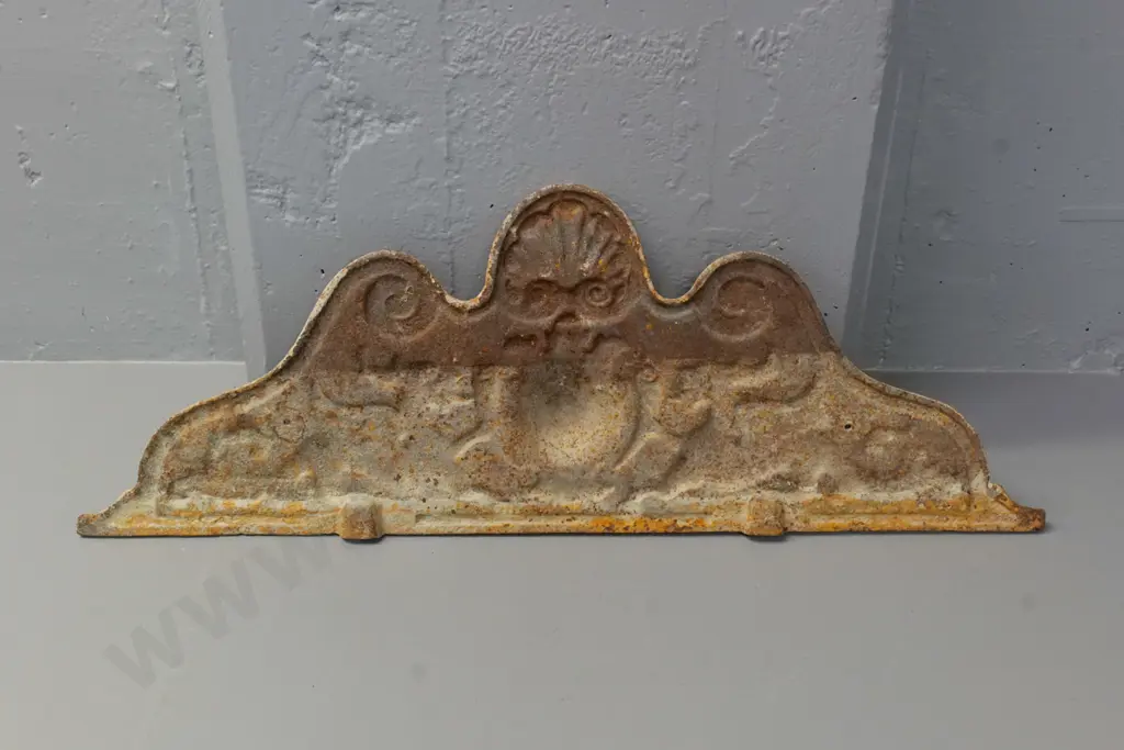 painted cast metal panel with lion and dragons motif - 2 screw holes H-270 W-750 Image 1++
