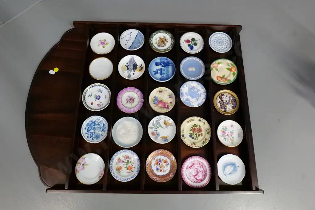 25 miniature plates and wooden display rack - Franklin Mint World's Great Porcelain Houses Collection H640 W490 Image 1++