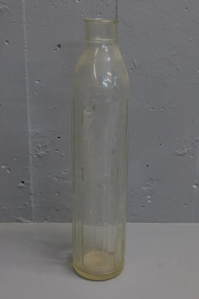 Shell quart oil bottle Image 1++