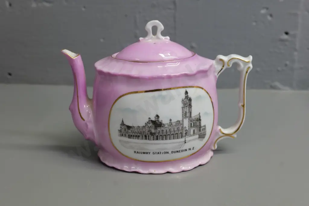 pink & white souvenir teapot with Dunedin Railway Station H-140 L-180 Image 1++