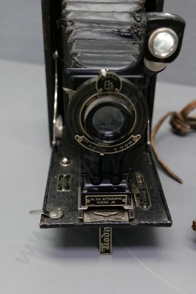 2 vintage Kodak folding cameras - 3A Model C w/case and Number 3A Autographic - no stylus, holes in bellows etc. Image 1++