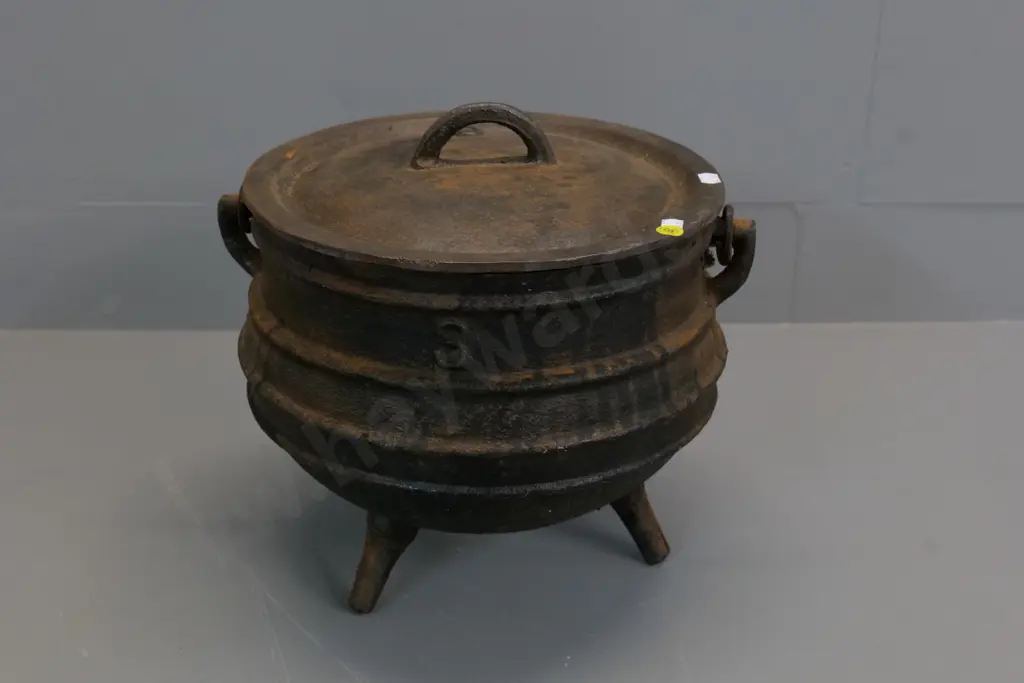 vintage large cast iron camp oven / Dutch oven - stamped No. 3 H-280 W-300 Image 1++