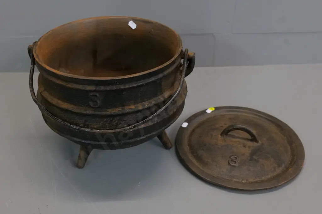 vintage large cast iron camp oven / Dutch oven - stamped No. 3 H-280 W-300 Image 1++
