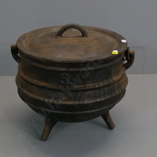 vintage large cast iron camp oven / Dutch oven - stamped No. 3 H-280 W-300
