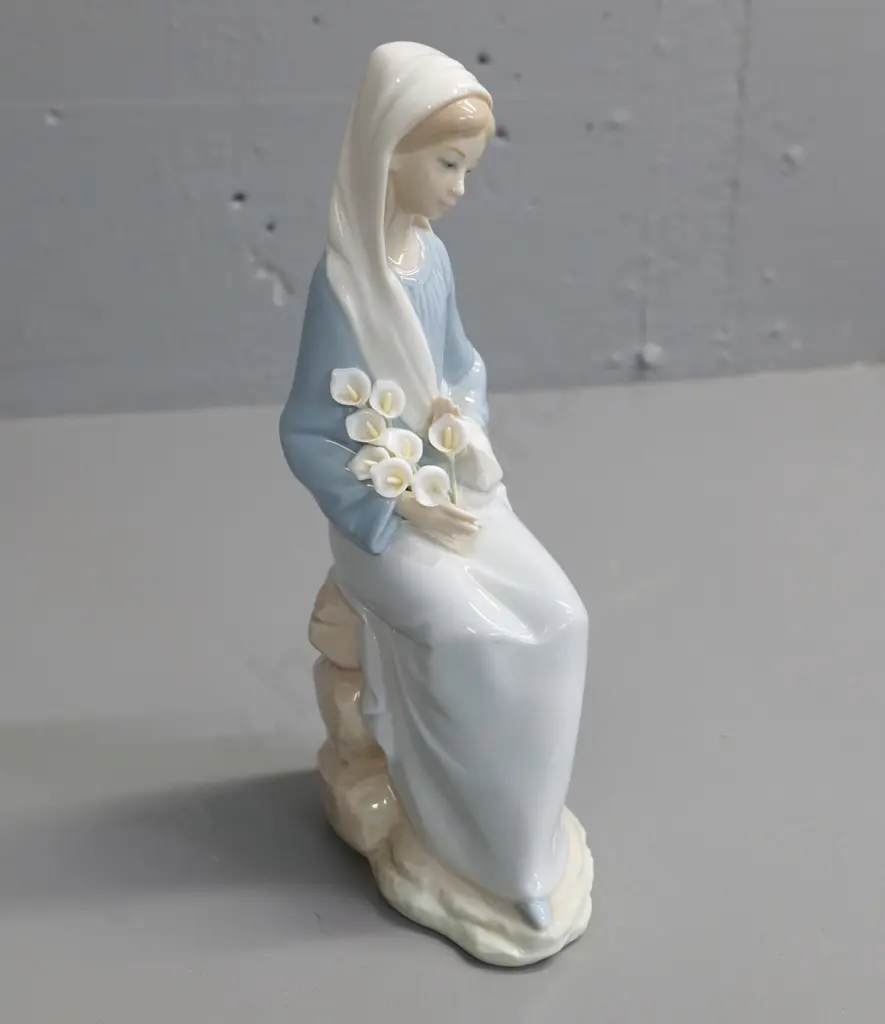 Lladro figurine - woman with flowers, No. D-18A. H-240 Image 1++