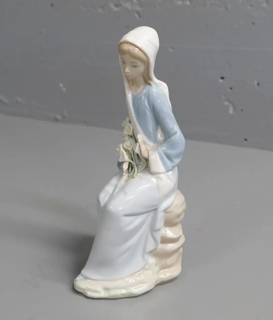 Lladro figurine - woman with flowers, No. D-18A. H-240 Image 1++