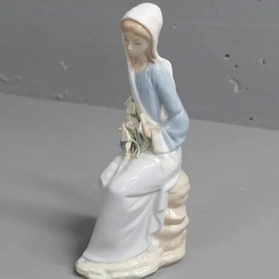 Lladro figurine - woman with flowers, No. D-18A. H-240
