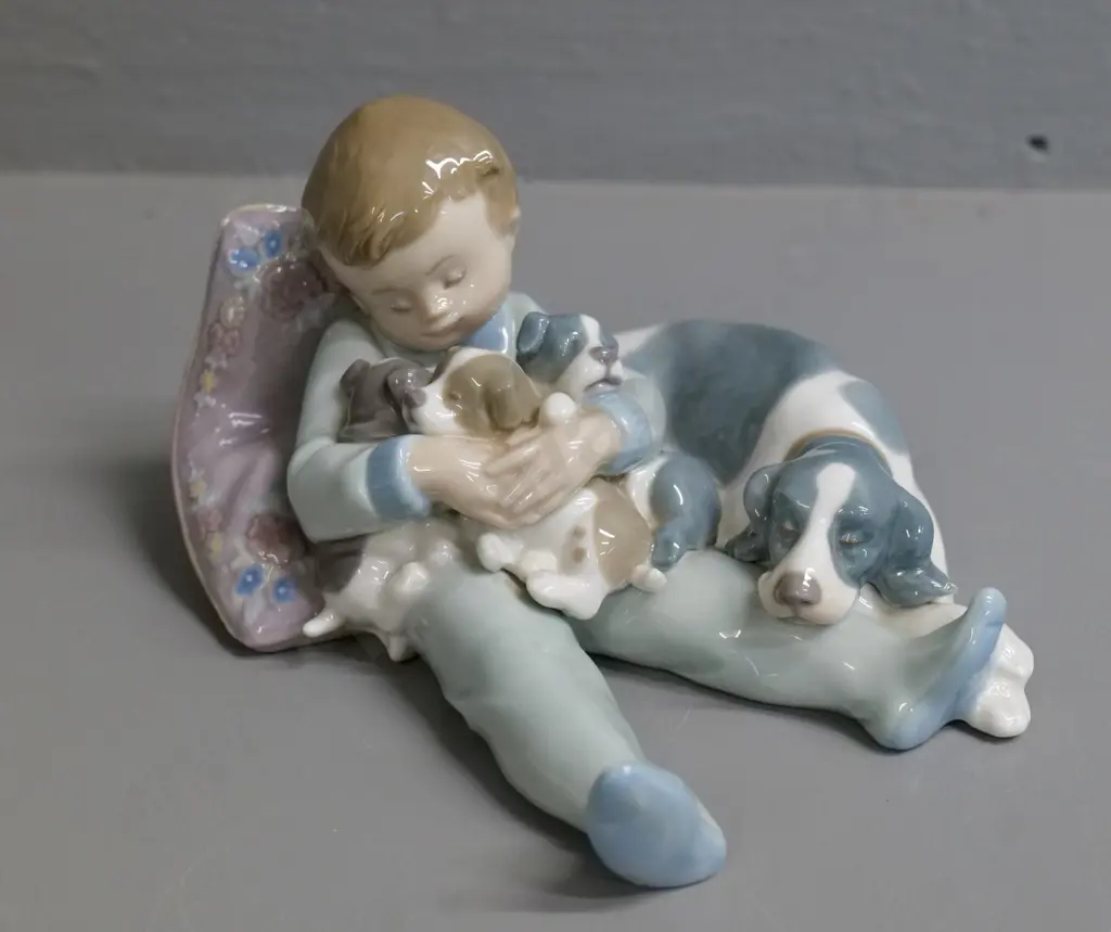 Lladro figurine - boy with dog & puppies - No. 1535. H-100 L-170 W-150 Image 1++