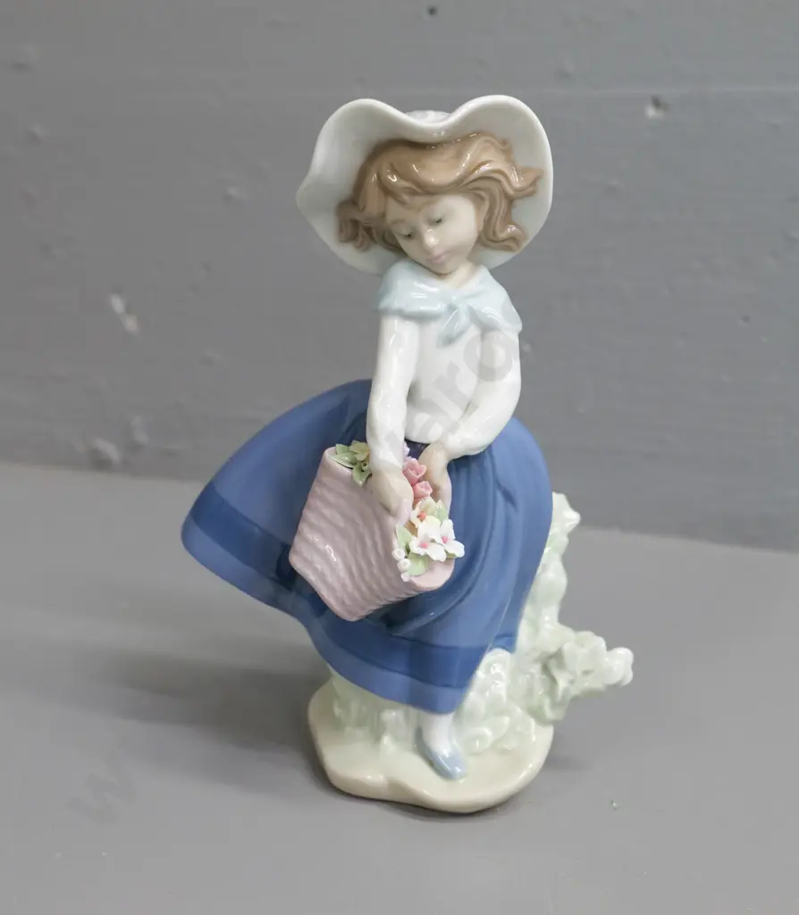 Lladro figurine - girl with basket of flowers, No. D-13P? H-190 Image 1++