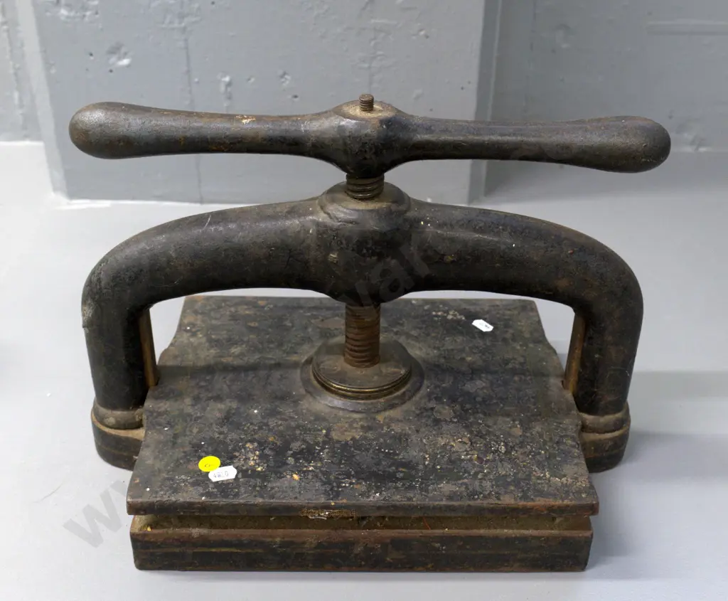 heavy cast iron book press - some surface corrosion, missing top cap? H-300 W-410 D-250 Image 1++
