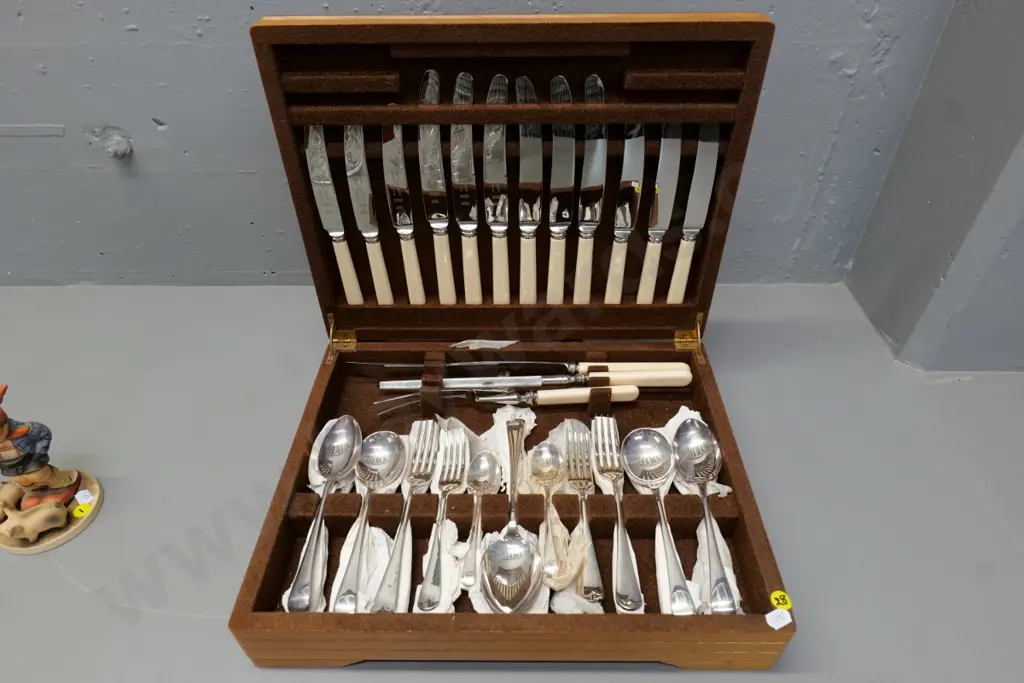 wood-cased 6-place cutlery set with bone-handled knives and carving set Image 1++