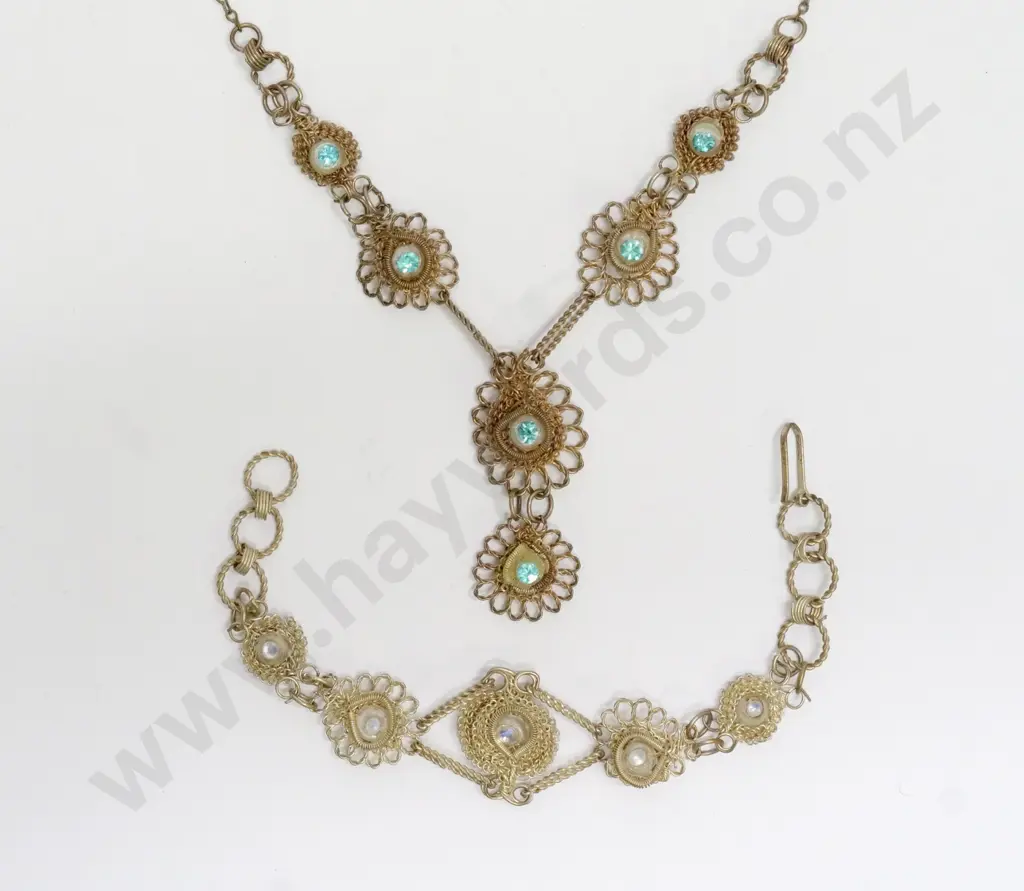 costume necklace & costume bracelet - not matching Image 1++