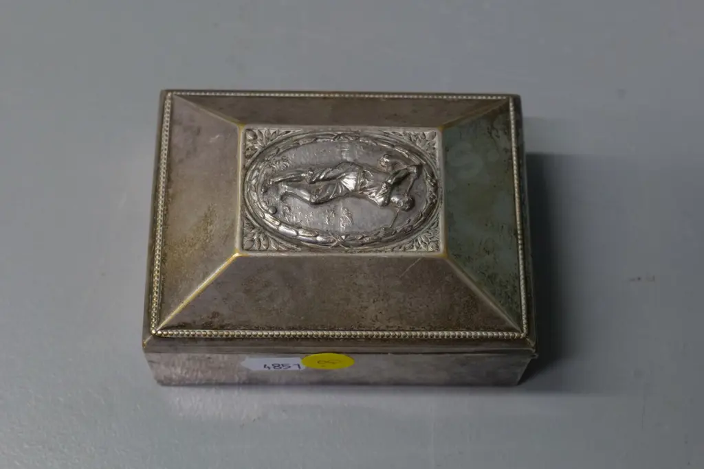 silver plated wood-lined cigarette box with golfer motif on lid - H-55 L-100 W-75 Image 1++
