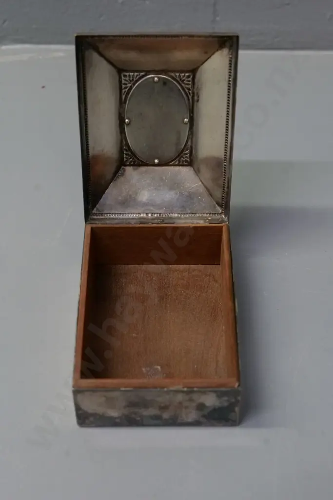 silver plated wood-lined cigarette box with golfer motif on lid - H-55 L-100 W-75 Image 1++