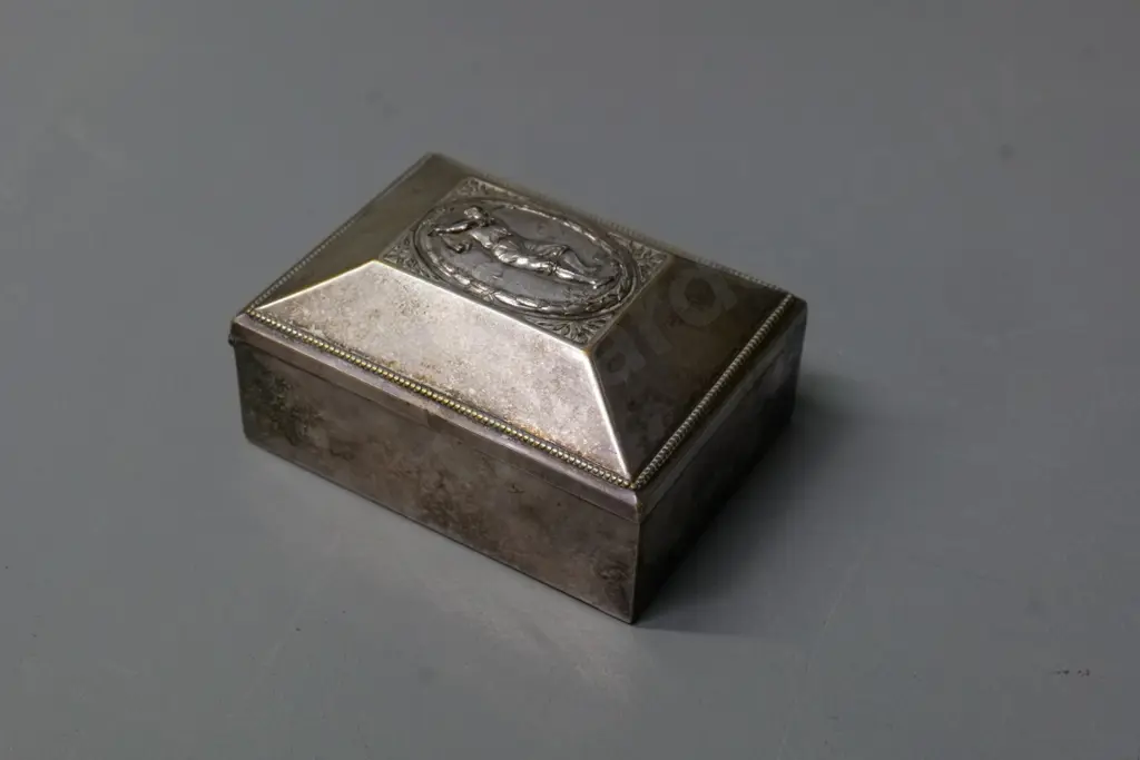 silver plated wood-lined cigarette box with golfer motif on lid - H-55 L-100 W-75 Image 1++
