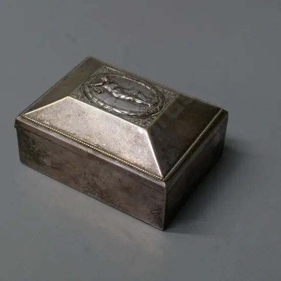 silver plated wood-lined cigarette box with golfer motif on lid - H-55 L-100 W-75