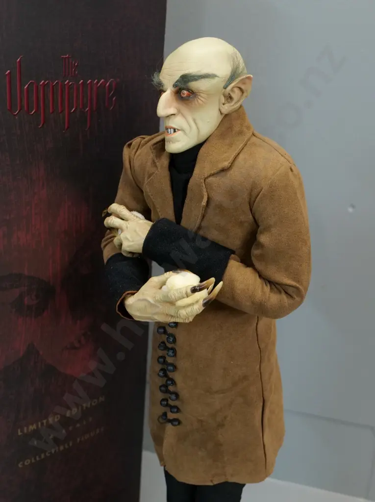 boxed Sideshow Collectables limited edition 1:4 scale figure - The Vampyre H-560 Image 1++