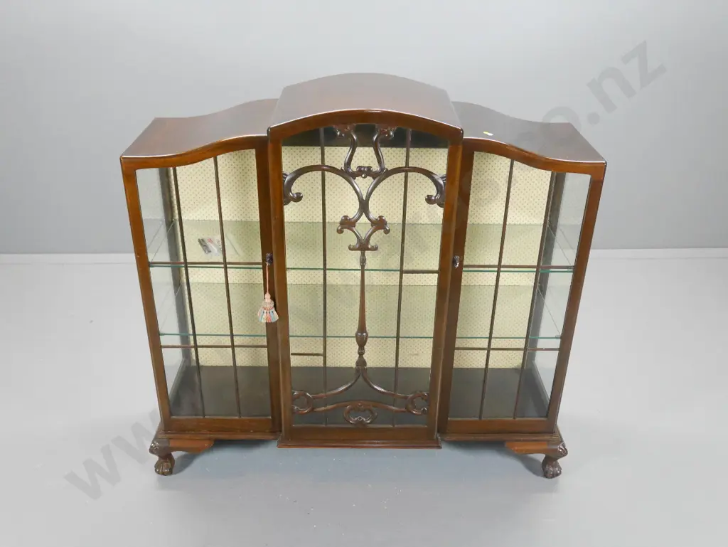 deco mahogany 2-door china cabinet w/ ornate astragals, 2 adjustable glass shelves, lock & keys H1200 W1200 D380 Image 1++