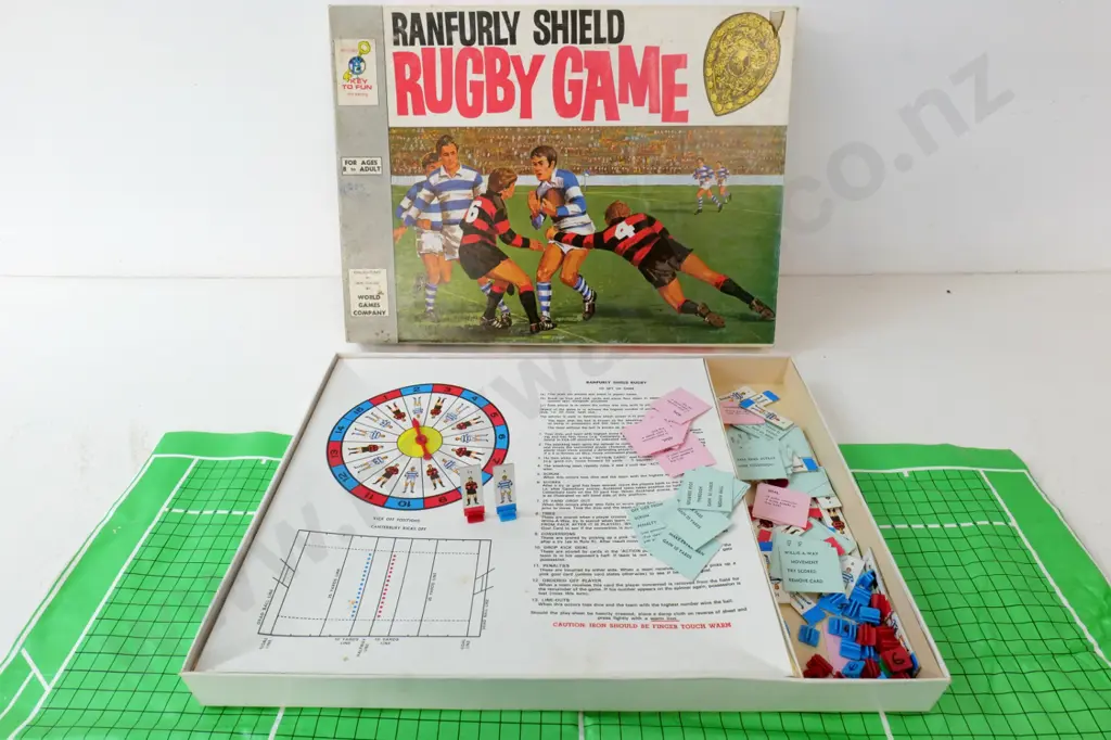 Ranfurly Shield rugby board game - wrinkles to 'field' and minor wear to box Image 1++
