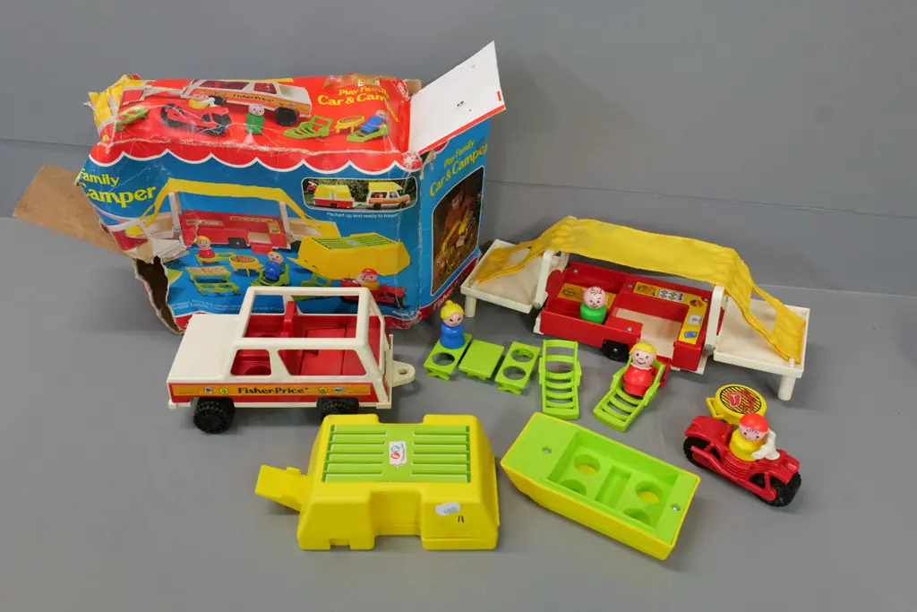 Fisher-Price camping set with tent-trailer, vehicles, figures and accessories, box very tattered - camper L-340 open Image 1++