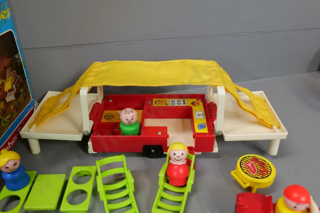Fisher-Price camping set with tent-trailer, vehicles, figures and accessories, box very tattered - camper L-340 open Image 1++