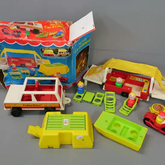 Fisher-Price camping set with tent-trailer, vehicles, figures and accessories, box very tattered - camper L-340 open