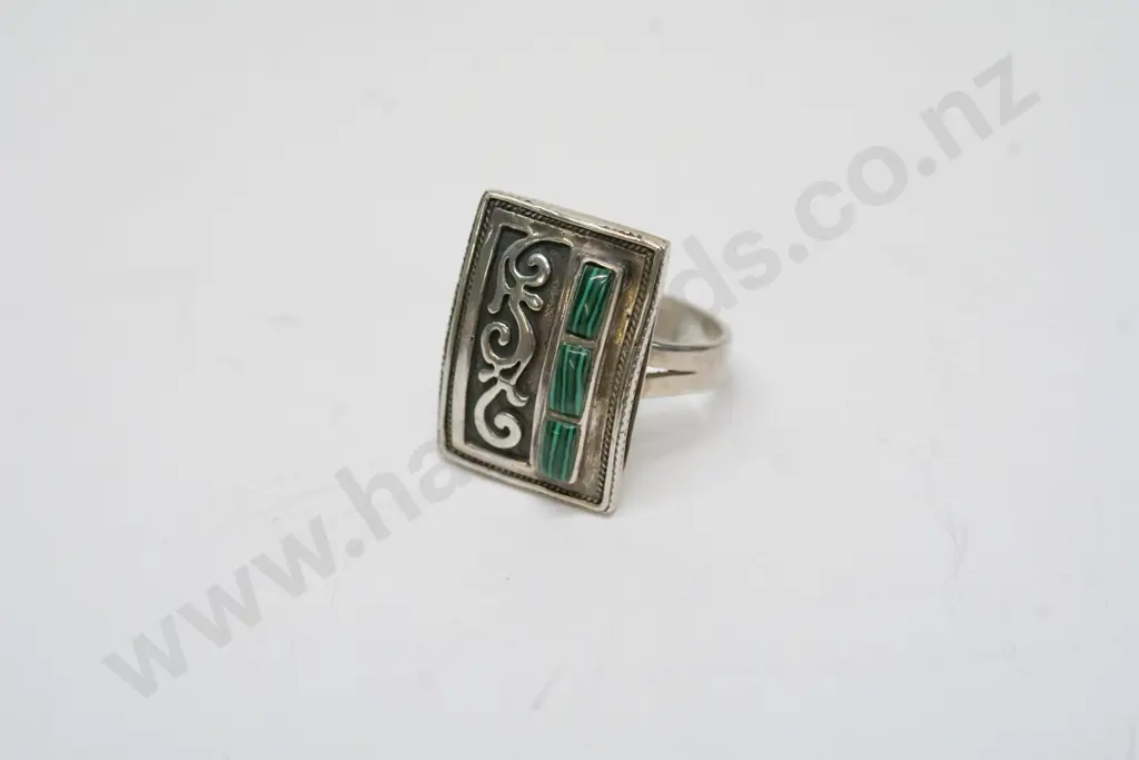 silver ring with engaving & 3 green stones stamped 925 Image 1++