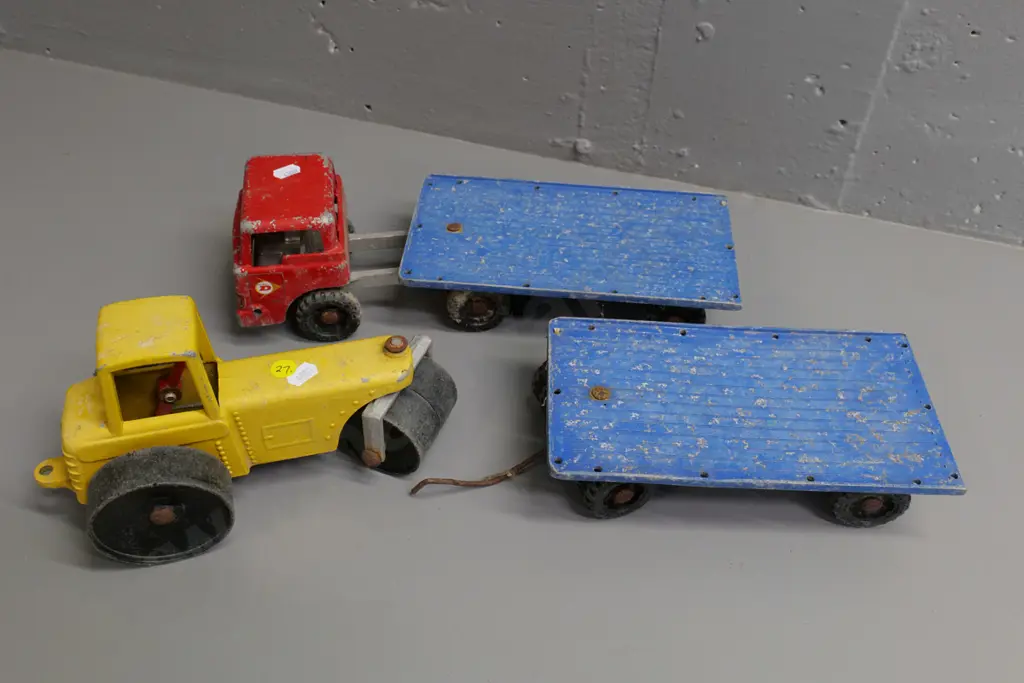 Fun Ho road roller with plastic wheels H130 L240 and tandem truck and trailer - trailer arm bent, general paint wear Image 1++