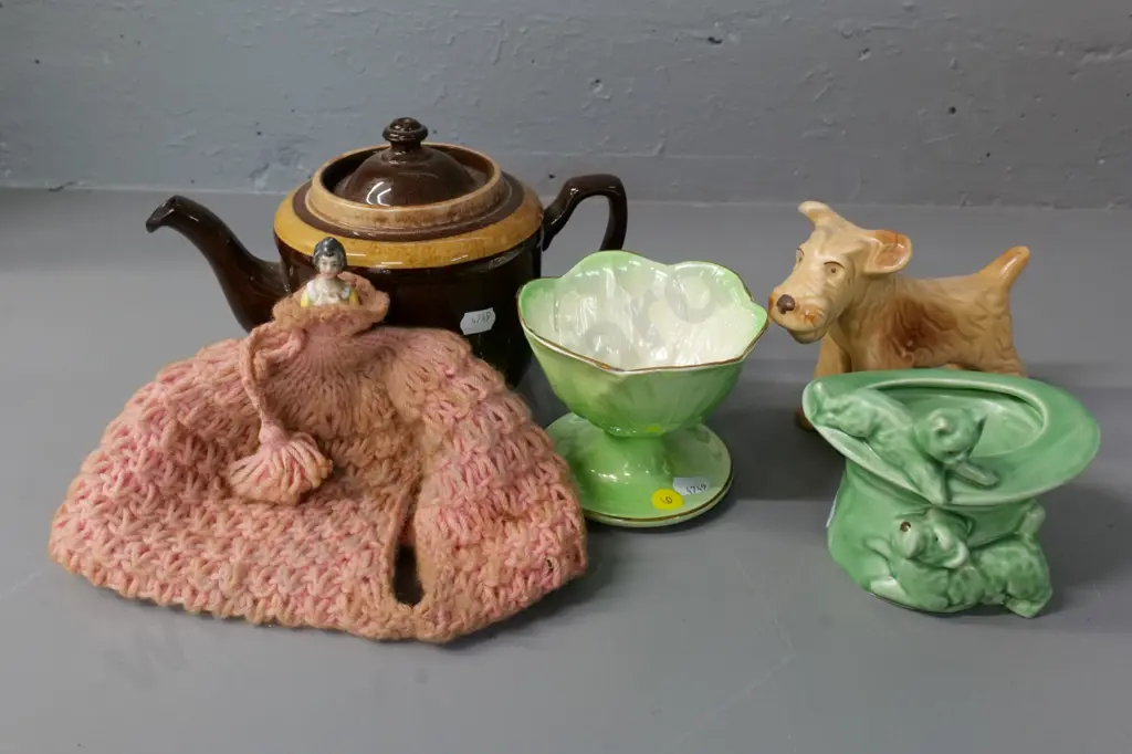 Sylvac dog and cat & dog vase, Maling lustre dish, brown Betty teapot with half-doll tea cosy Image 1++