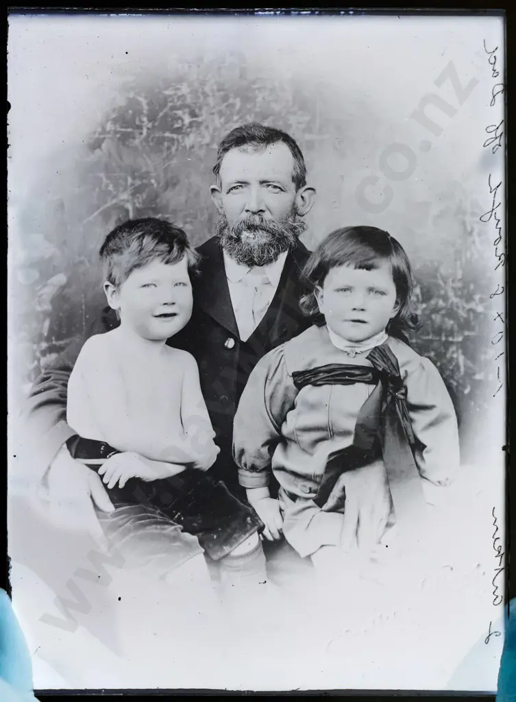 EA Philips? photography items - 3 boxes of glass plate negatives and box of 35mm rolls - misc. personal subjects Image 1++