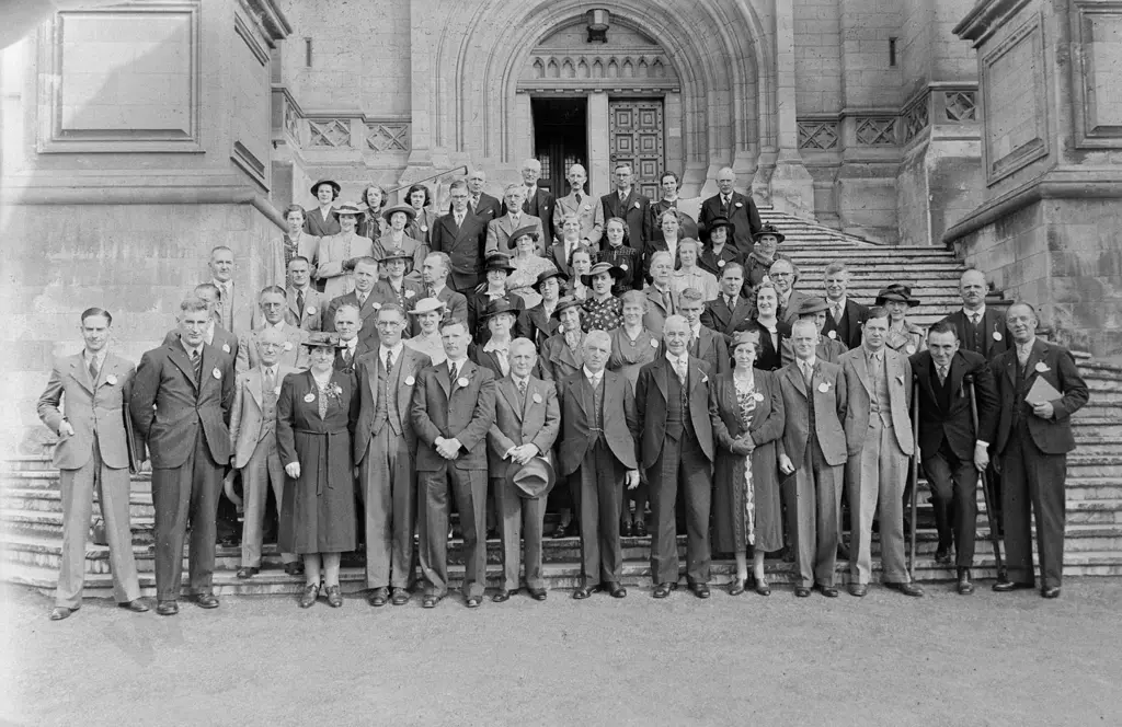 EA Philips studio? 3 boxes glass plate negatives: Ross Home, Brinsley House, Geo. Barton, HMS Dauntless etc. Image 1++
