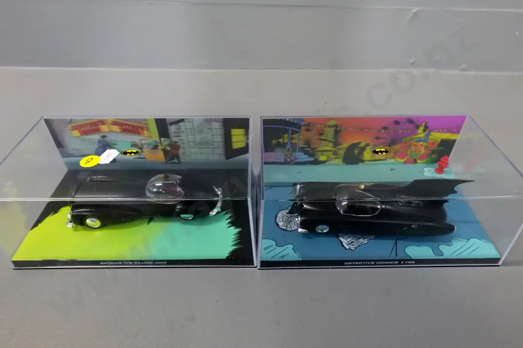 2 die-cast Batmobile model vehicles in plastic case with lenticular 3-D background H-70 L-180 W-100 Image 1++