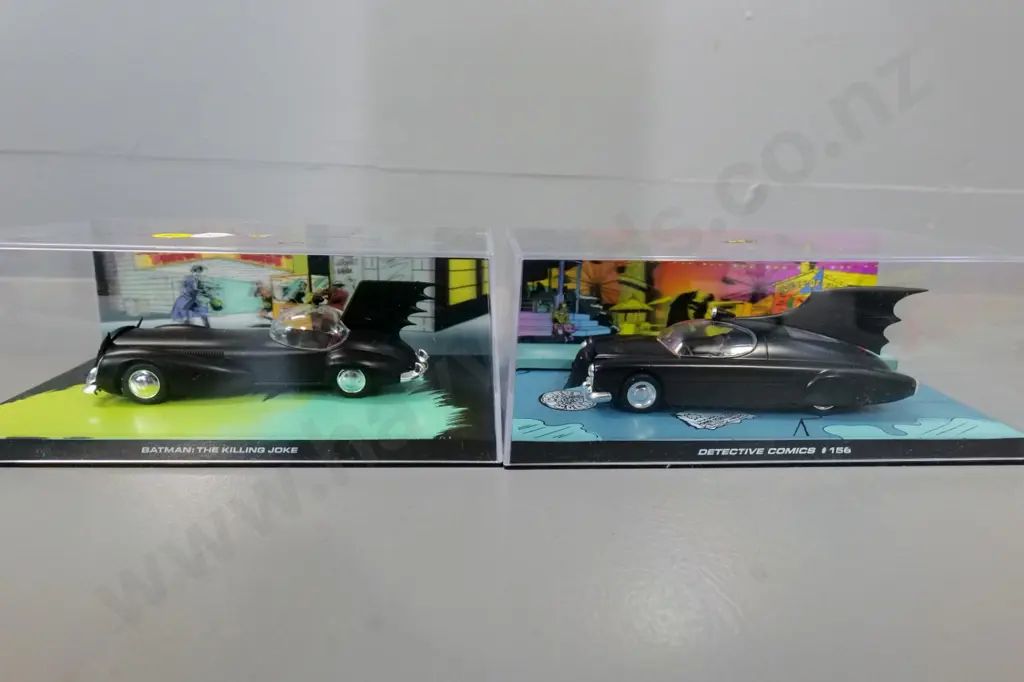 2 die-cast Batmobile model vehicles in plastic case with lenticular 3-D background H-70 L-180 W-100 Image 1++