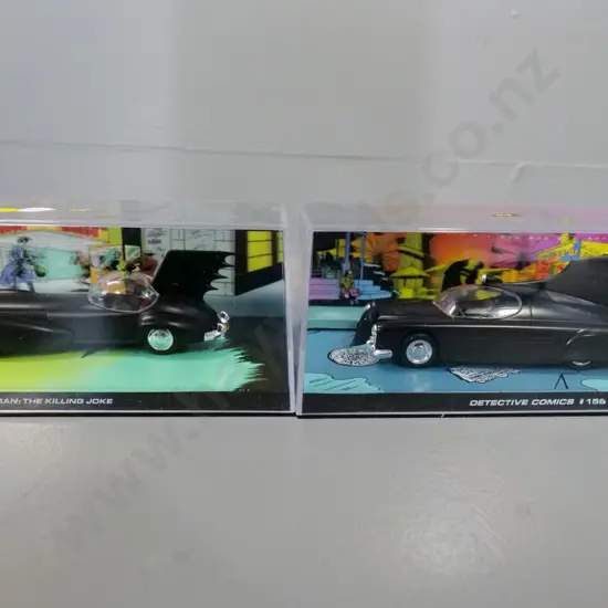 2 die-cast Batmobile model vehicles in plastic case with lenticular 3-D background H-70 L-180 W-100