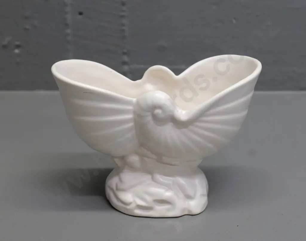 small Crown Lynn shell vase No. 677 H-90 W-130 Image 1++