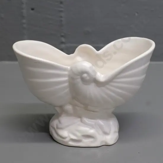 small Crown Lynn shell vase No. 677 H-90 W-130