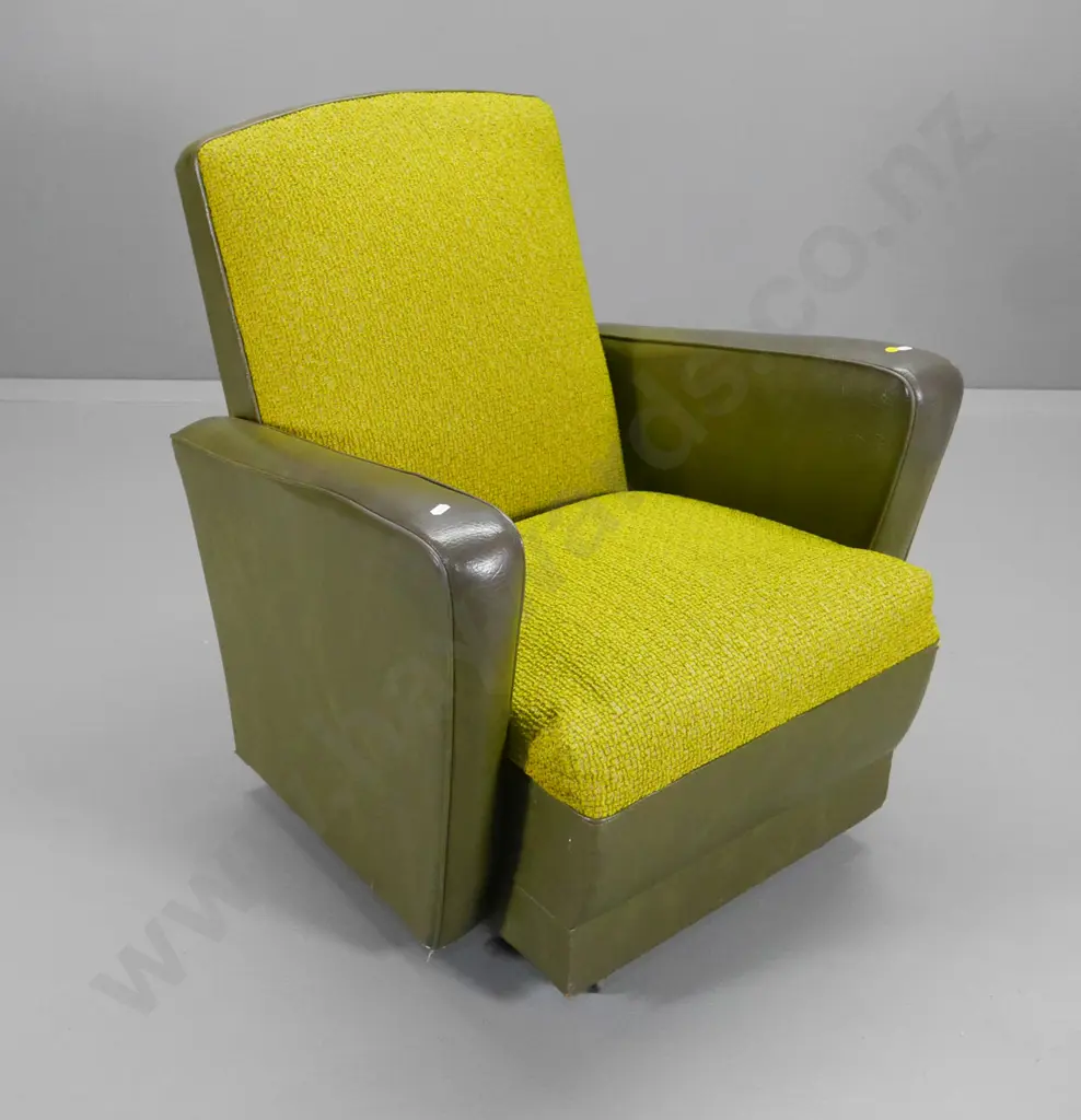 mid-century lounge chair in green vinyl & moquette H-800 W-710 D-700 Image 1++