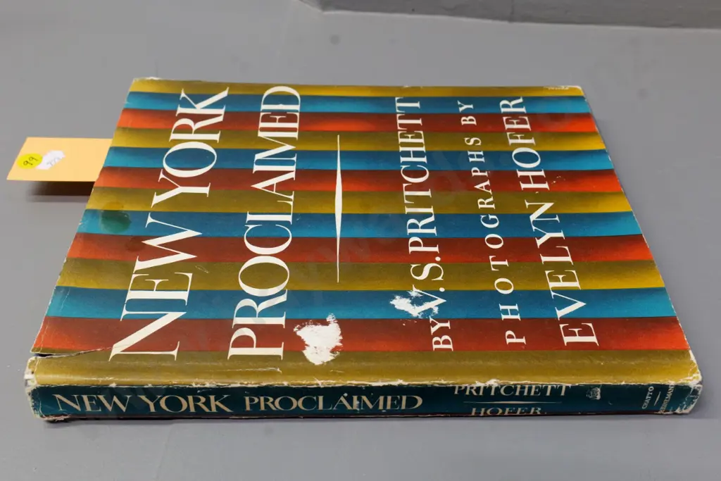 photo book - New York Proclaimed - photos by Evelyn Hofer, text by V.S. Pritchett, 1964/65 Image 1++