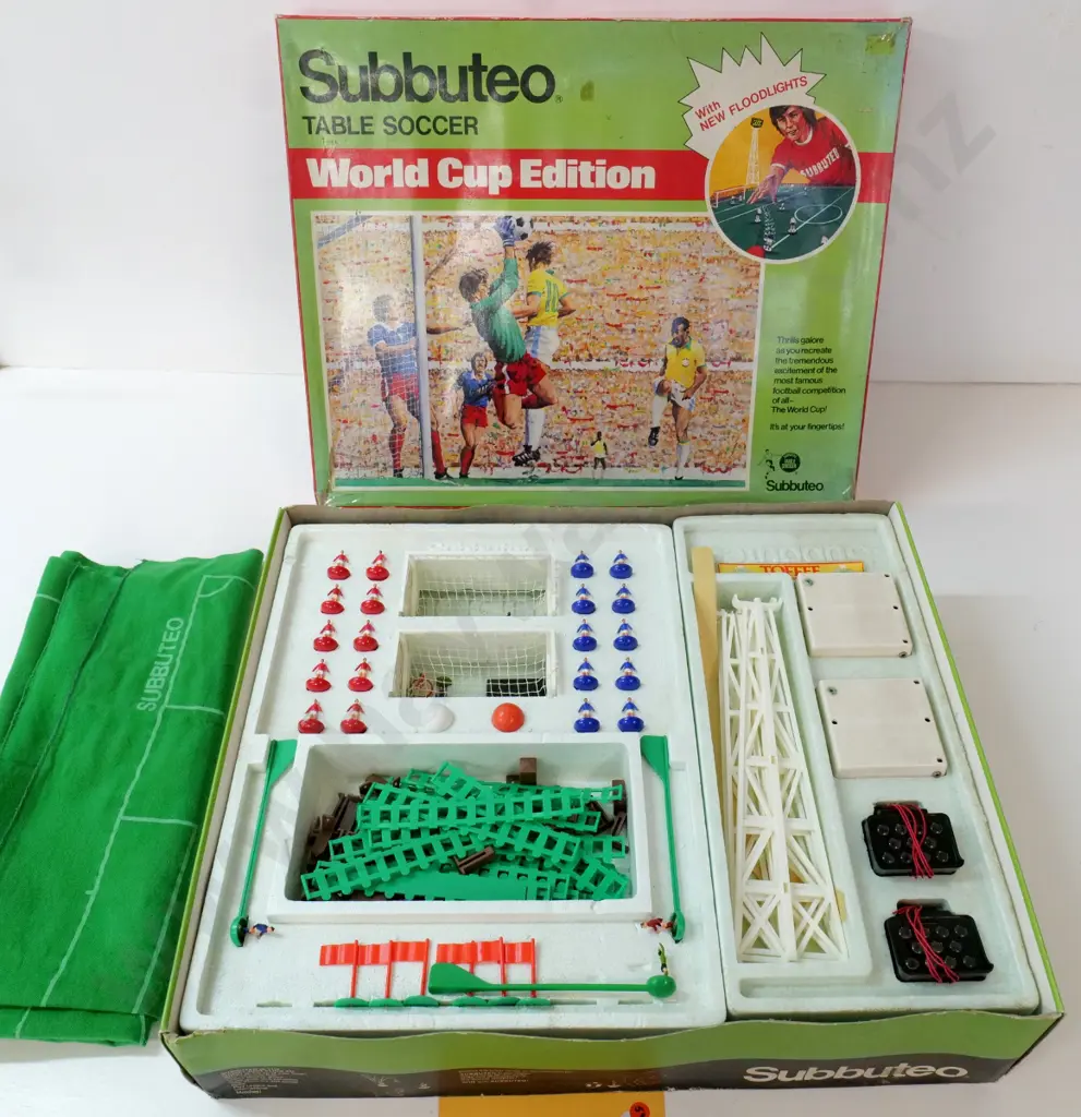 Subbuteo World Cup Soccer tabletop game with felt playing field, player pieces, goals etc.- lights untested Image 1++