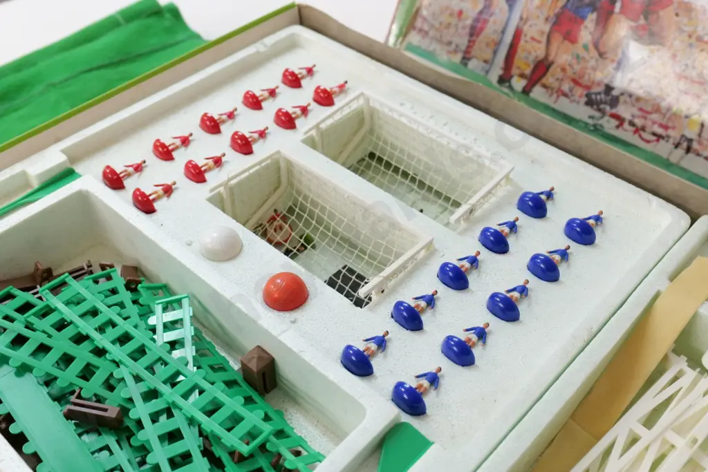 Subbuteo World Cup Soccer tabletop game with felt playing field, player pieces, goals etc.- lights untested Image 1++